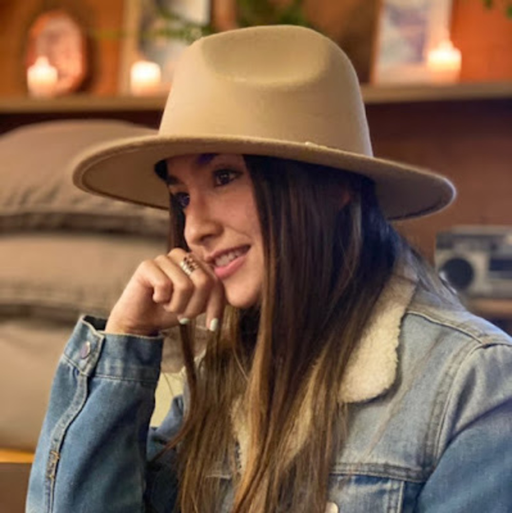 Meet your Posher, Estefania